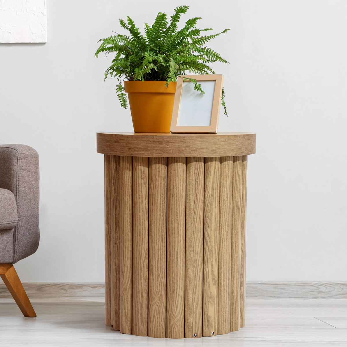 LuxenHome Wood Round Side Table, 19" Fluted End Table for Small Spaces, Mid Century Modern Wooden Accent Tables, Small Bedside Table, Couch Side Table, Nightstand for Living Room Bedroom Couch