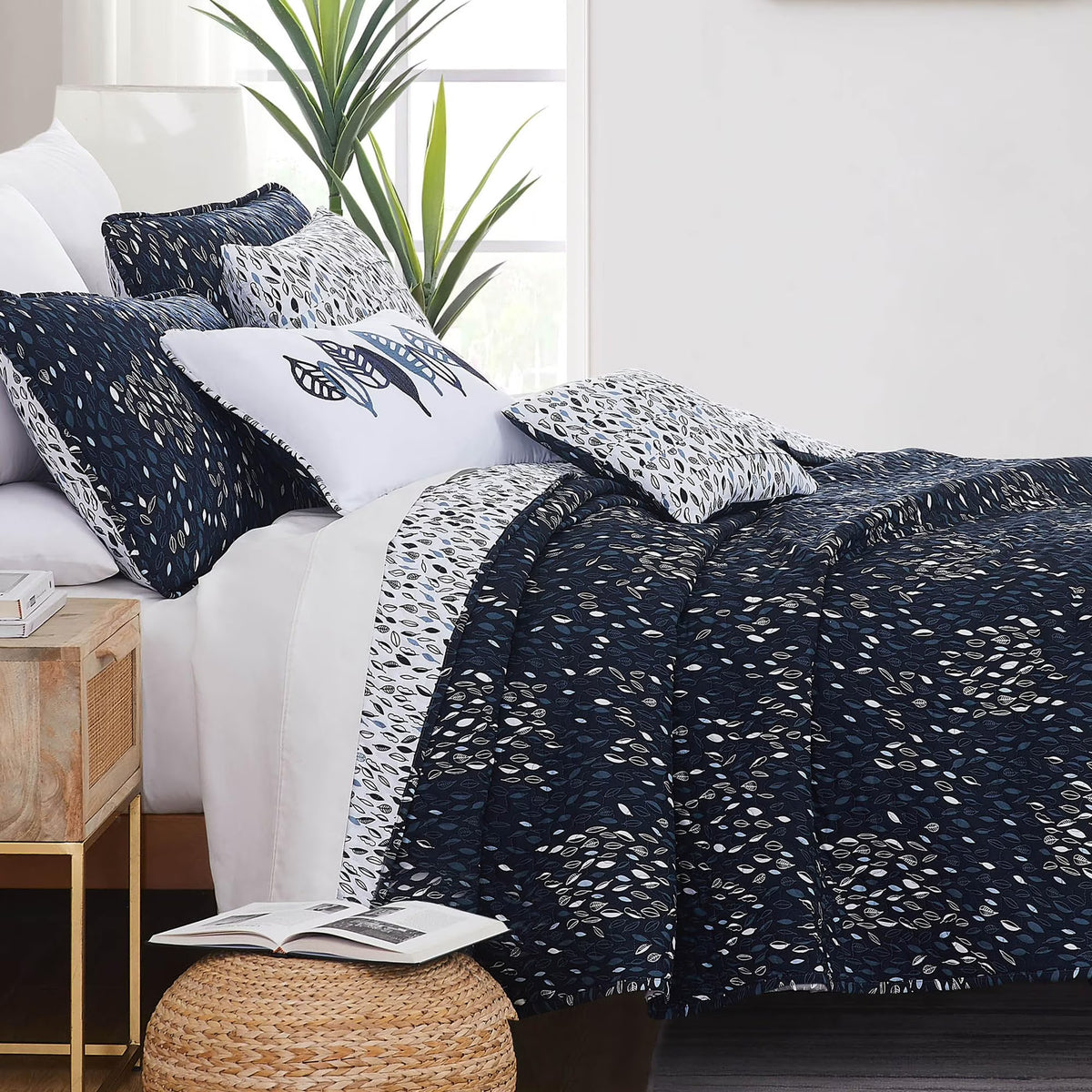Southshore Fine LinensOversized 5-Piece Twin / Twin XL Quilt Bedding Set with two matching shams and three decorative throw pillows, oversized Paisley farmhouse bedspread Pure Melody Aqua